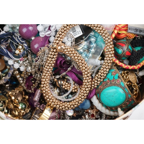 306 - A collection of mainly contemporary costume jewellery to include necklaces and bracelets.