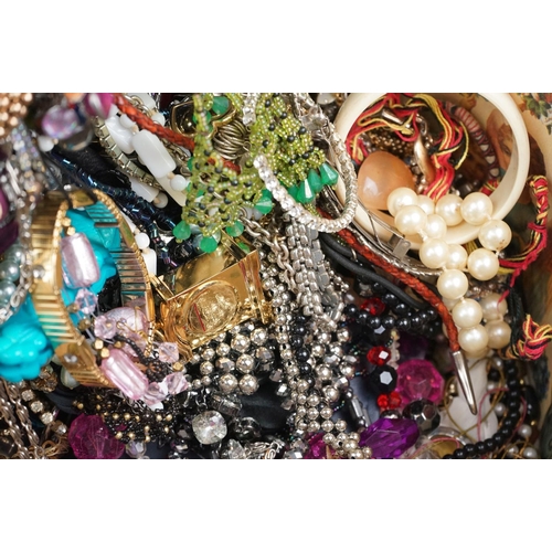 306 - A collection of mainly contemporary costume jewellery to include necklaces and bracelets.