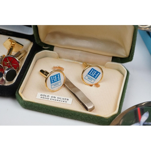 307 - A box of mixed collectables to include vintage costume jewellery, jewellery boxes and watches.