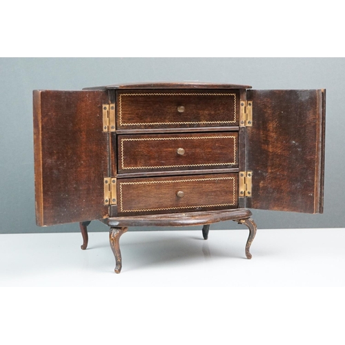 307 - A box of mixed collectables to include vintage costume jewellery, jewellery boxes and watches.