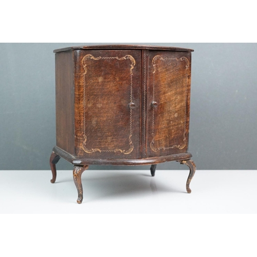 307 - A box of mixed collectables to include vintage costume jewellery, jewellery boxes and watches.