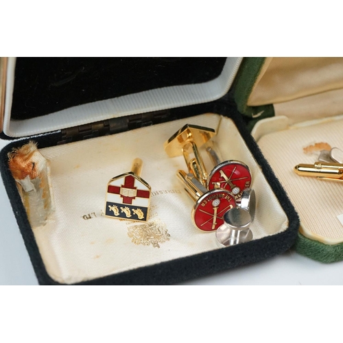 307 - A box of mixed collectables to include vintage costume jewellery, jewellery boxes and watches.