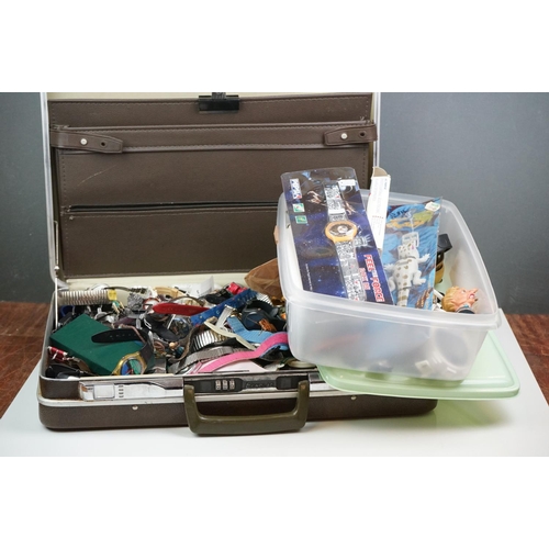 308 - A large collection of mainly quartz watches to include advertising examples.