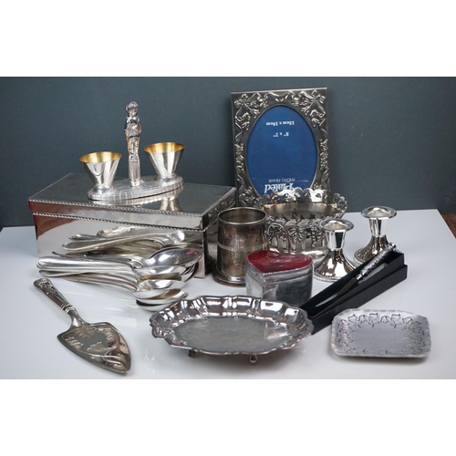 309 - Collection of silver plate, to include cigar box, Walker & Hall spoons, cake slice, tankard etc
