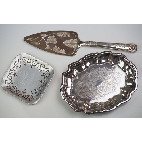 309 - Collection of silver plate, to include cigar box, Walker & Hall spoons, cake slice, tankard etc