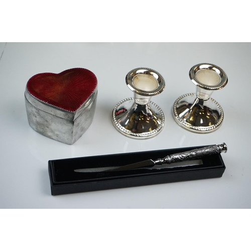 309 - Collection of silver plate, to include cigar box, Walker & Hall spoons, cake slice, tankard etc