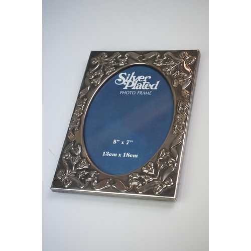 309 - Collection of silver plate, to include cigar box, Walker & Hall spoons, cake slice, tankard etc