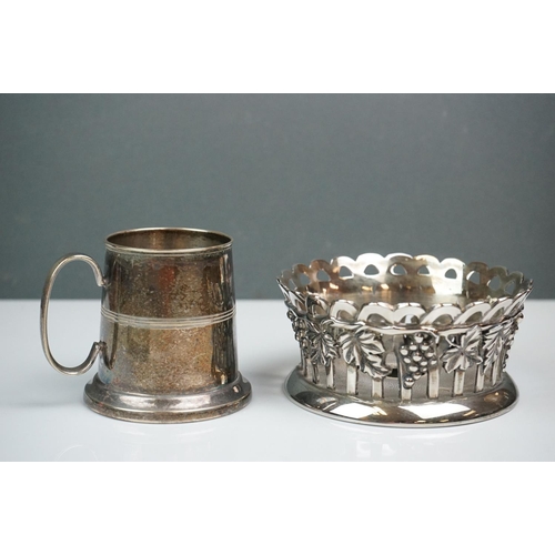 309 - Collection of silver plate, to include cigar box, Walker & Hall spoons, cake slice, tankard etc
