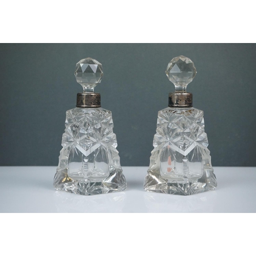 312 - Collection of silver items, to include scent bottles with crystal stoppers, bud vase, oil & vinegar ... 