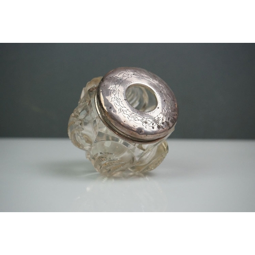 312 - Collection of silver items, to include scent bottles with crystal stoppers, bud vase, oil & vinegar ... 