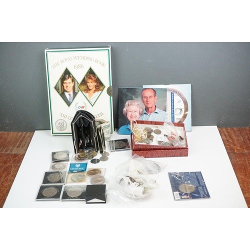 316 - A collection of British and world coins to include commemorative and proof examples, an American sil... 
