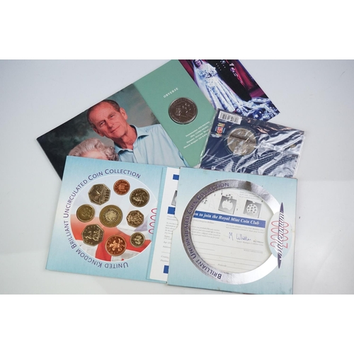 316 - A collection of British and world coins to include commemorative and proof examples, an American sil... 