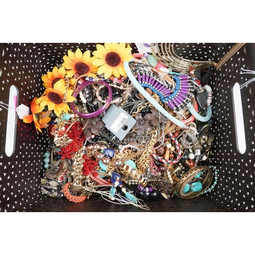 317 - A collection of mainly contemporary costume jewellery to include necklaces and bracelets.