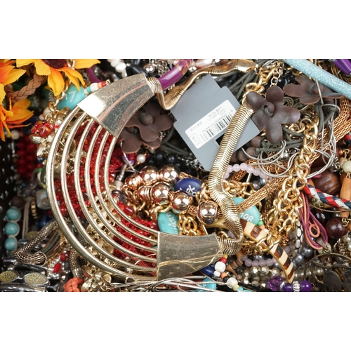 317 - A collection of mainly contemporary costume jewellery to include necklaces and bracelets.