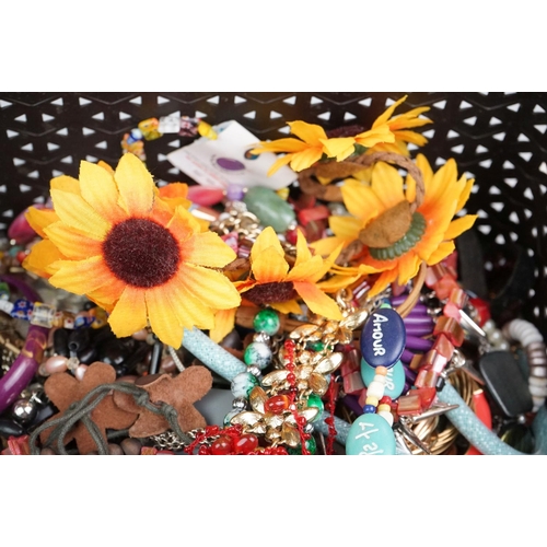 317 - A collection of mainly contemporary costume jewellery to include necklaces and bracelets.