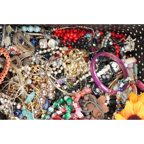317 - A collection of mainly contemporary costume jewellery to include necklaces and bracelets.