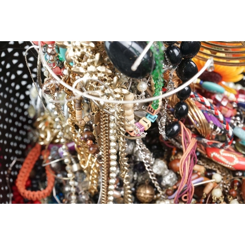 317 - A collection of mainly contemporary costume jewellery to include necklaces and bracelets.