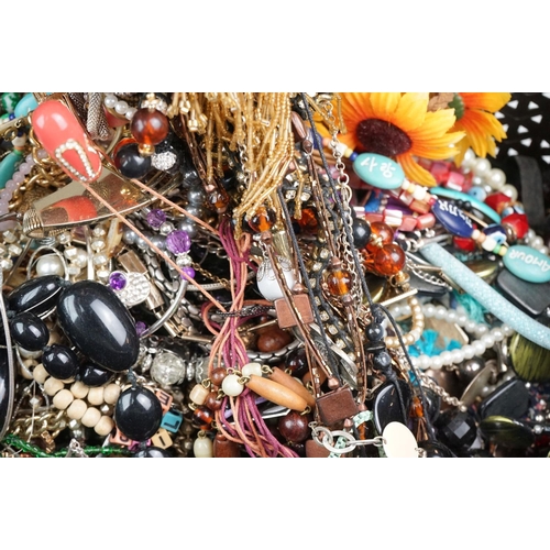 317 - A collection of mainly contemporary costume jewellery to include necklaces and bracelets.
