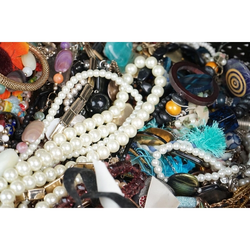 317 - A collection of mainly contemporary costume jewellery to include necklaces and bracelets.