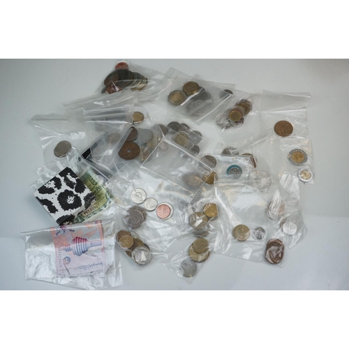 318 - A small collection of mainly foreign coins and banknotes together with a collection of view master s... 