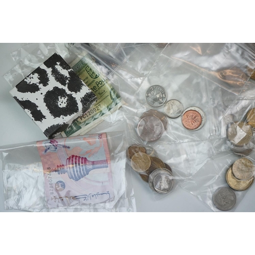 318 - A small collection of mainly foreign coins and banknotes together with a collection of view master s... 