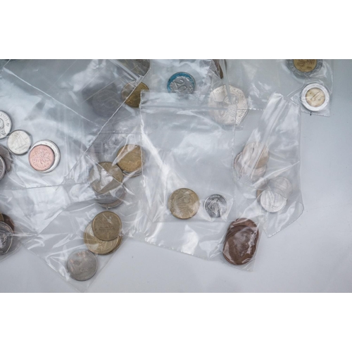 318 - A small collection of mainly foreign coins and banknotes together with a collection of view master s... 