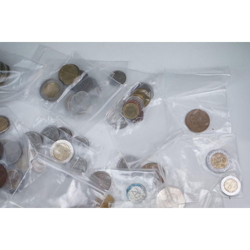 318 - A small collection of mainly foreign coins and banknotes together with a collection of view master s... 