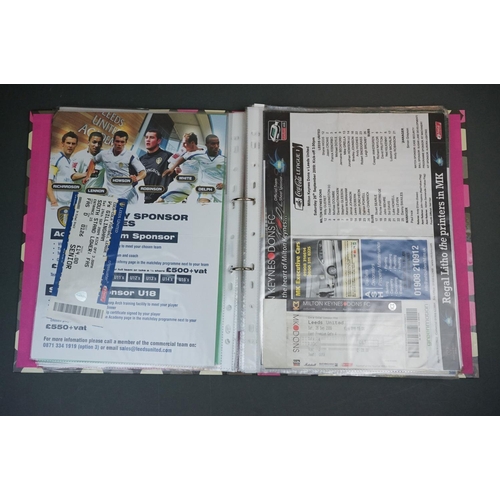 319 - Football - Leeds United fc, 2009/10 promotion season,  
a binder containing approx. 50 different tea... 