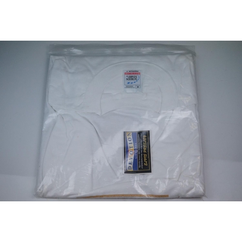 333 - Elvis Presley memorabilia, to include Elvis Treasures, vintage jigsaw, Fruits Of The Loom Elvis T sh... 