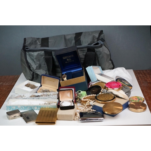 302 - A group of mixed collectables to include ladies powder compacts including a musical example, vintage... 