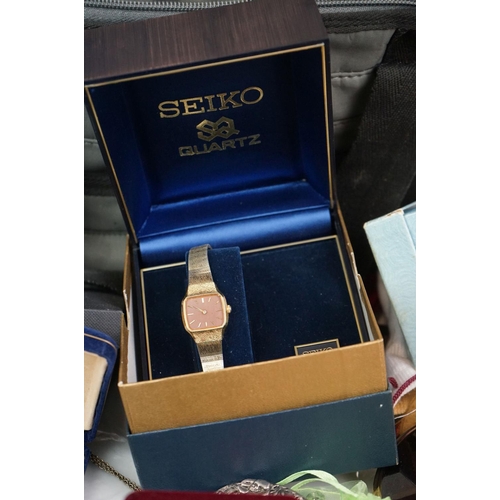 302 - A group of mixed collectables to include ladies powder compacts including a musical example, vintage... 