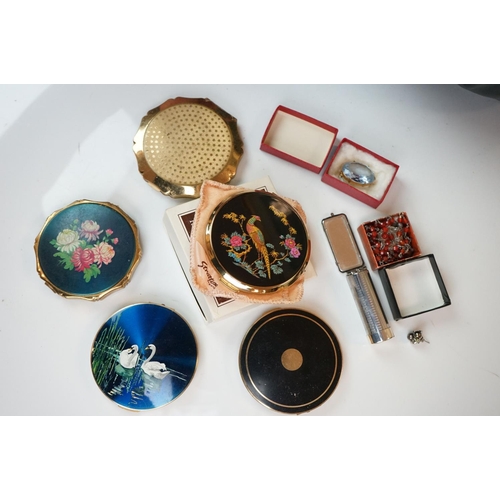 302 - A group of mixed collectables to include ladies powder compacts including a musical example, vintage... 