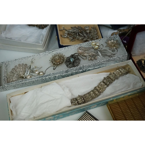 302 - A group of mixed collectables to include ladies powder compacts including a musical example, vintage... 