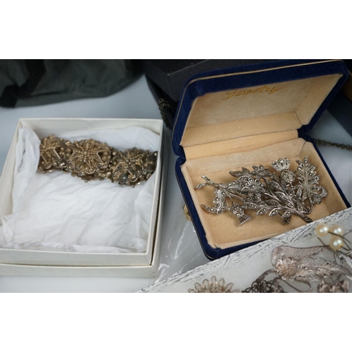 302 - A group of mixed collectables to include ladies powder compacts including a musical example, vintage... 