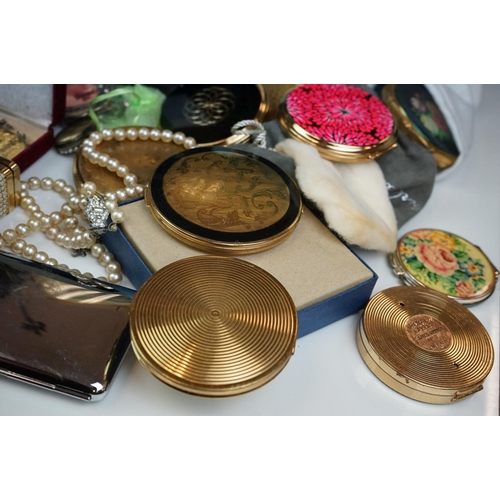 302 - A group of mixed collectables to include ladies powder compacts including a musical example, vintage... 