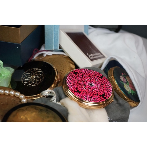 302 - A group of mixed collectables to include ladies powder compacts including a musical example, vintage... 