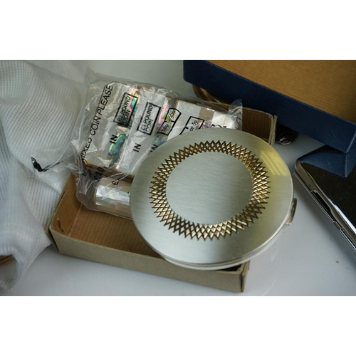 302 - A group of mixed collectables to include ladies powder compacts including a musical example, vintage... 