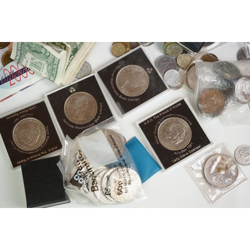 316 - A collection of British and world coins to include commemorative and proof examples, an American sil... 