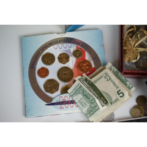 316 - A collection of British and world coins to include commemorative and proof examples, an American sil... 