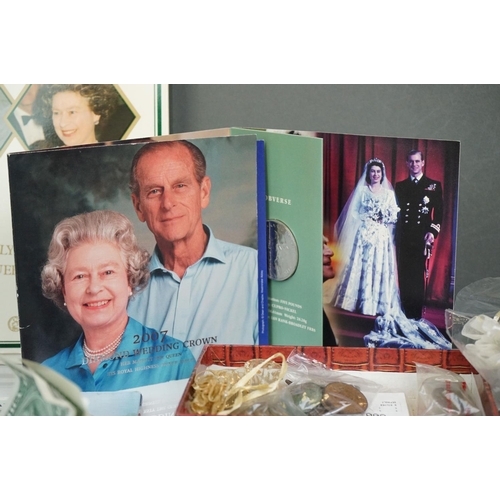 316 - A collection of British and world coins to include commemorative and proof examples, an American sil... 