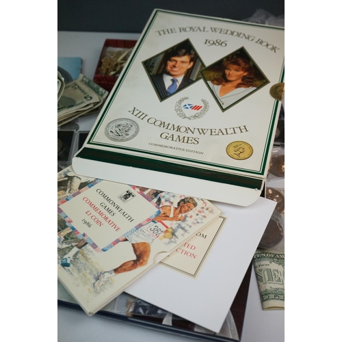 316 - A collection of British and world coins to include commemorative and proof examples, an American sil... 