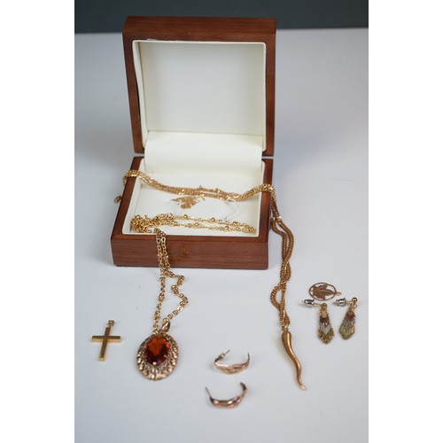 350A - A collection of gold and yellow metal jewellery to include necklaces, pendants and earrings.