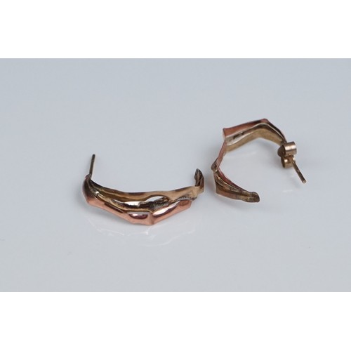 350A - A collection of gold and yellow metal jewellery to include necklaces, pendants and earrings.