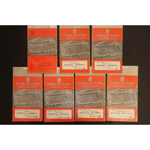 293 - Swindon Town 1961/62 - 14 home & away football programmes featuring Friendlies, League Cup, FA Cup, ... 