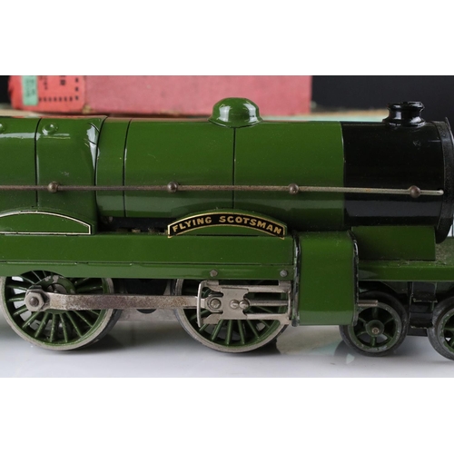 122 - Boxed Hornby O gauge E320 Flying Scotsman Locomotive (good with tatty box showing seam splits and ta... 