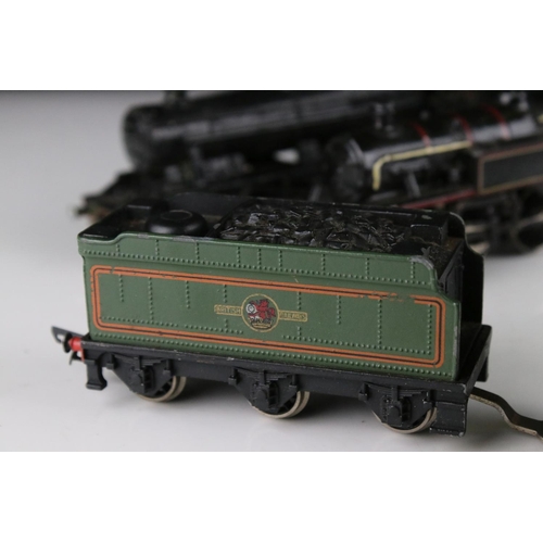 126 - Three OO gauge locomotives to include Wrenn Cardiff Castle, Wrenn 2-8-0 loco in black and an unmarke... 