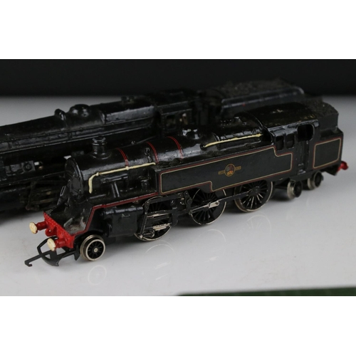 126 - Three OO gauge locomotives to include Wrenn Cardiff Castle, Wrenn 2-8-0 loco in black and an unmarke... 