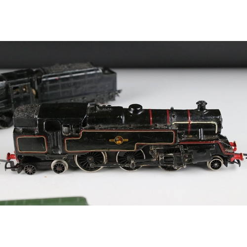 126 - Three OO gauge locomotives to include Wrenn Cardiff Castle, Wrenn 2-8-0 loco in black and an unmarke... 