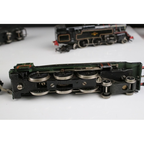 126 - Three OO gauge locomotives to include Wrenn Cardiff Castle, Wrenn 2-8-0 loco in black and an unmarke... 