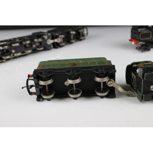 126 - Three OO gauge locomotives to include Wrenn Cardiff Castle, Wrenn 2-8-0 loco in black and an unmarke... 